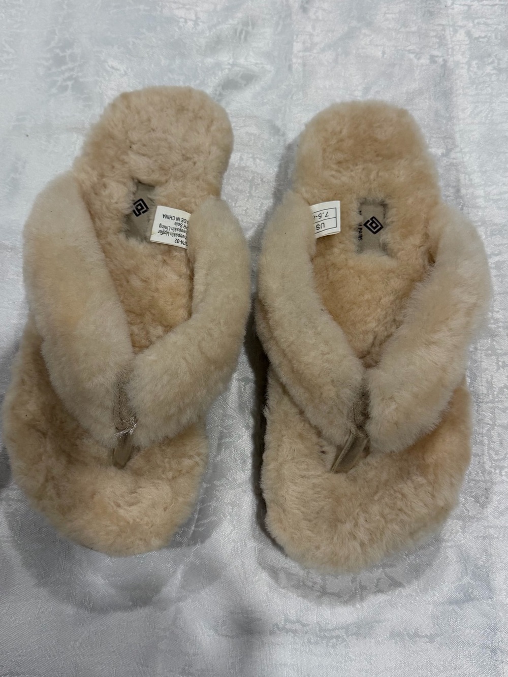 Cozy Faux-Shearling Flip Flop Slippers - Beige